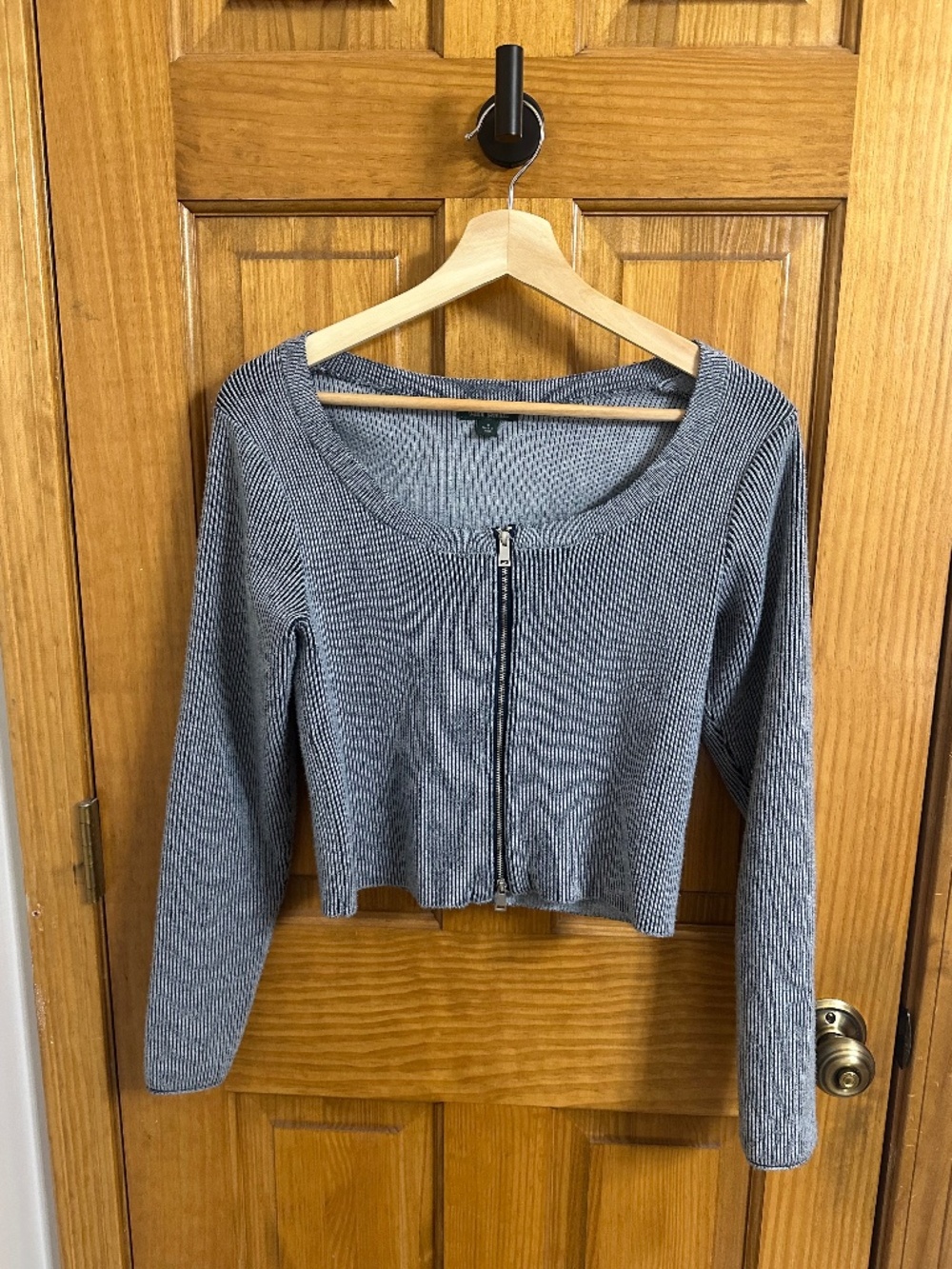 Y2K style women's zip up grey ribbed cropped cardigan
